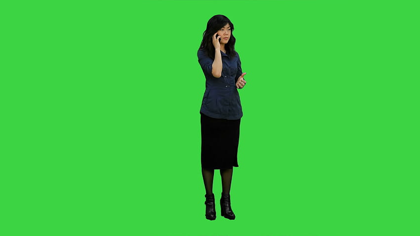 Mujer de negocios asiática enojada hablando por teléfono celular en una verde, Chroma Key Metraje De Stock fondo de pantalla