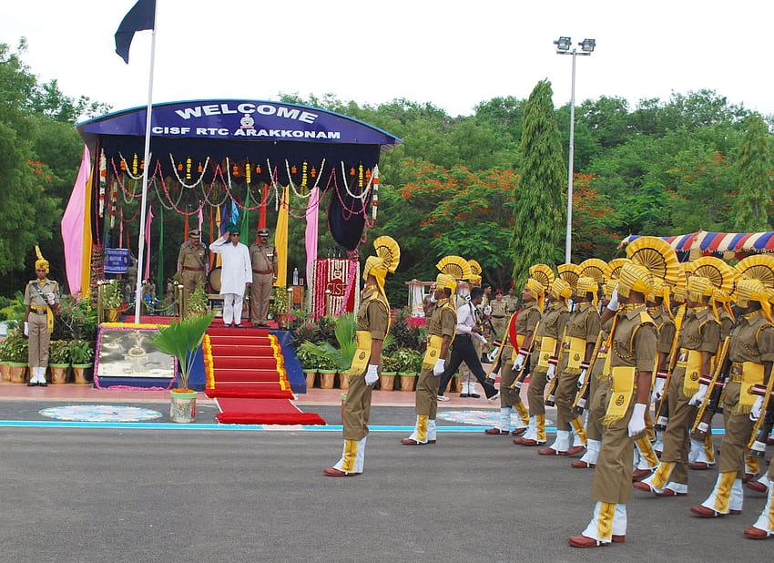 Файл: Министърът на гражданската авиация на Съюза, Шри Аджит Сингх, поздравяващ парада за припадане на първата група стажанти на A S IExe от CISF, в регионален център за обучение Аракконам HD тапет