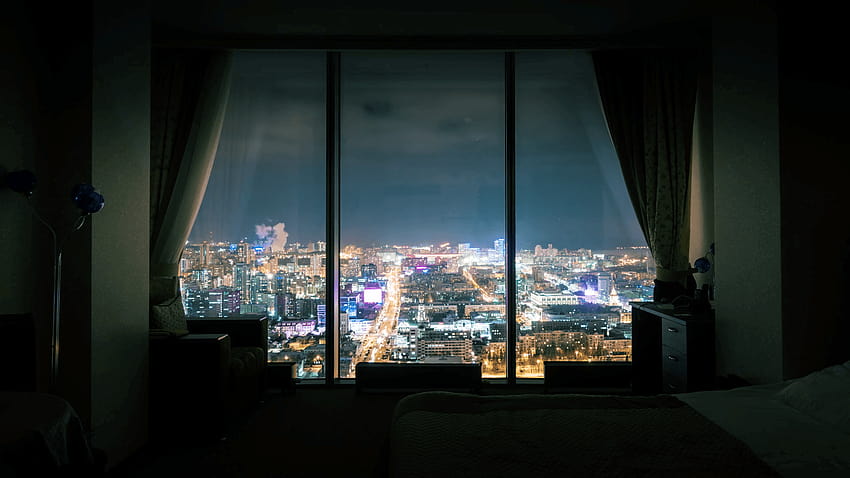 Nächtliche Skyline der Stadt, Blick vom dunklen Raum mit Panoramafenster, Fensterhintergrund HD-Hintergrundbild
