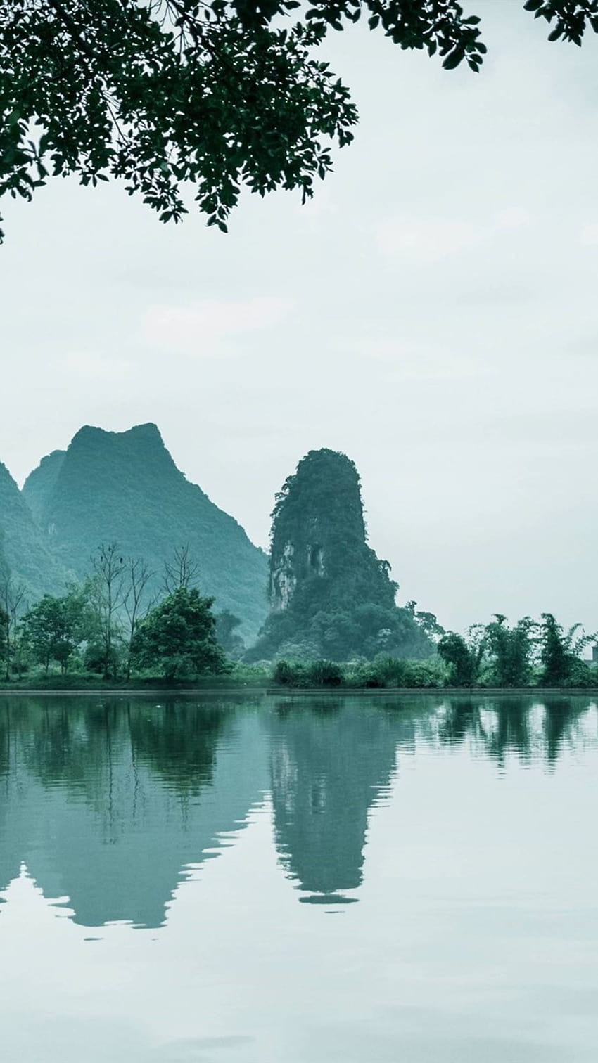 Trung Quốc nổi tiếng với những phong cảnh thiên nhiên tuyệt đẹp, từ những ngọn núi cao chọc trời, những hồ nước trong xanh đến những rừng cây rợp bóng. Hãy cùng khám phá bộ ảnh iPhone 750x1334 với những hình nền tuyệt đẹp này và cảm nhận sự độc đáo và phiêu lưu của trải nghiệm tự nhiên. 