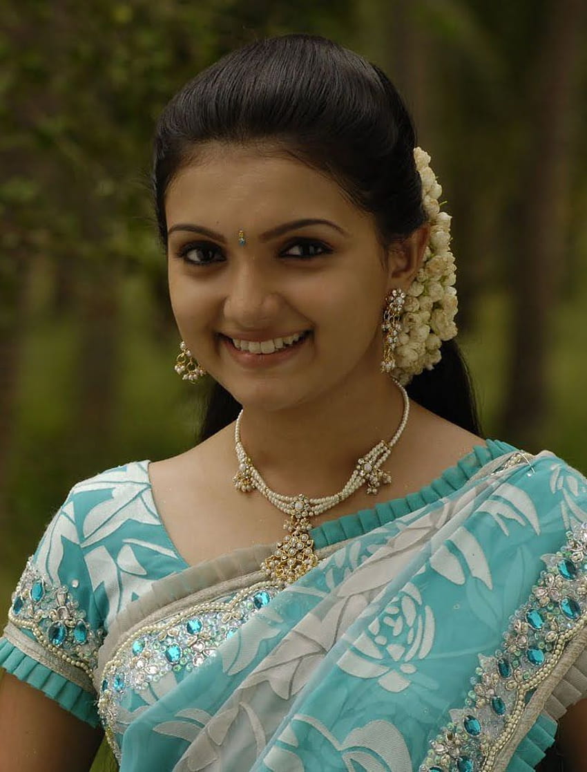 Film Kadın Oyuncusu: Saranya Mohan Cute Smile In Saree HD telefon duvar kağıdı
