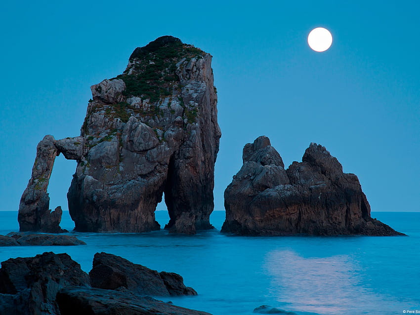 Moonset Spain on the Bay of Biscay HD wallpaper