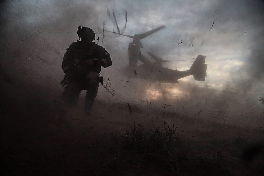 El Boina Verde del Ejército de EE. UU. asignado al 10º Grupo de Fuerzas Especiales espera un MV, helicópteros de fuerzas especiales fondo de pantalla