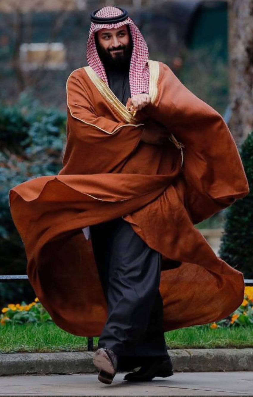 облечен в съвременна дреха под традиционния бишт, крал Салман HD тапет за телефон