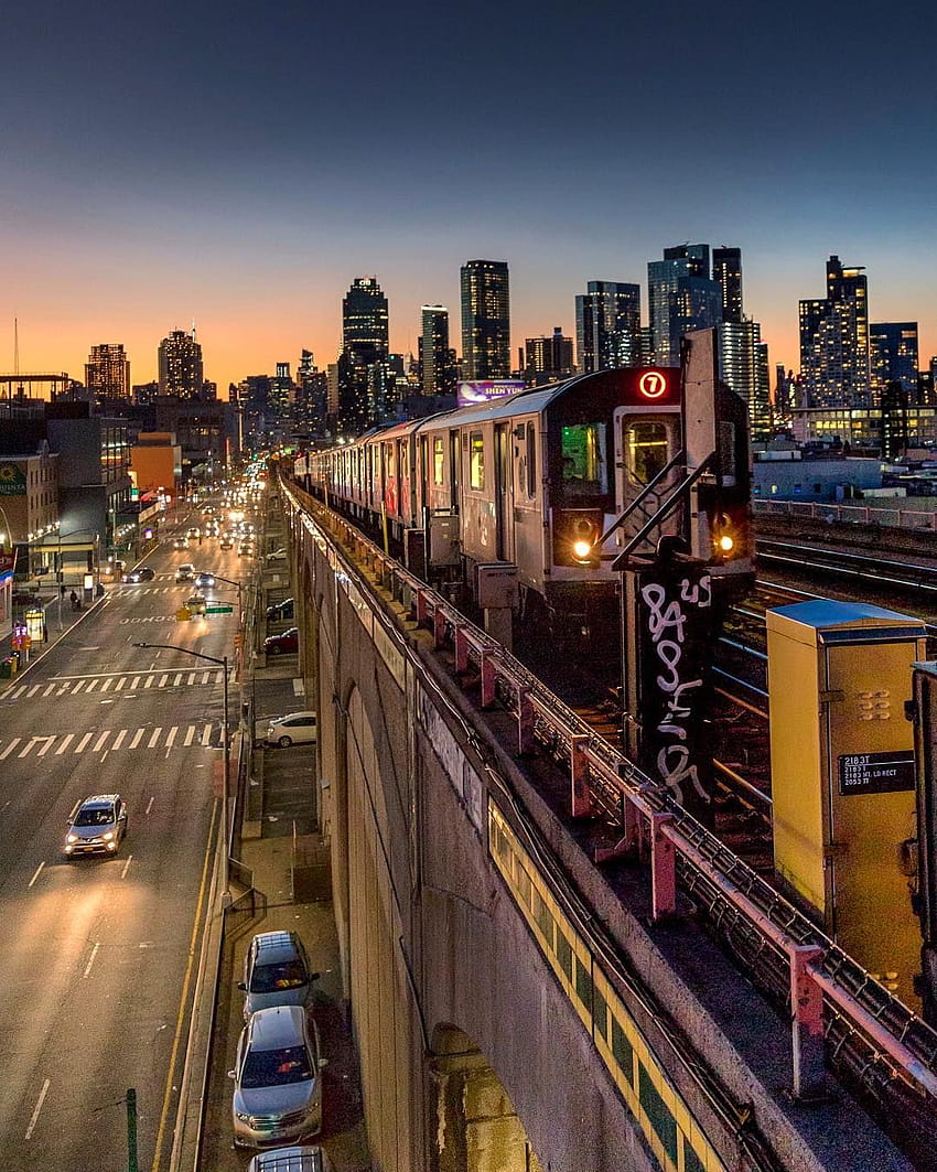Blick auf den Sonnenuntergang über der Skyline von New York von der U-Bahn der Linie 7! In Queens, NYC, Queens New York HD-Handy-Hintergrundbild