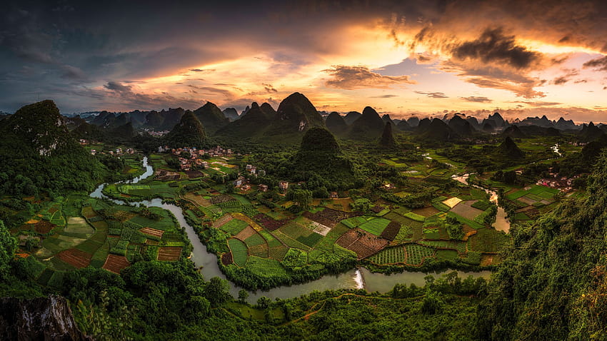 美しい中国の村、山、緑の野原、川、頂上、美しい村の景色 高画質の壁紙
