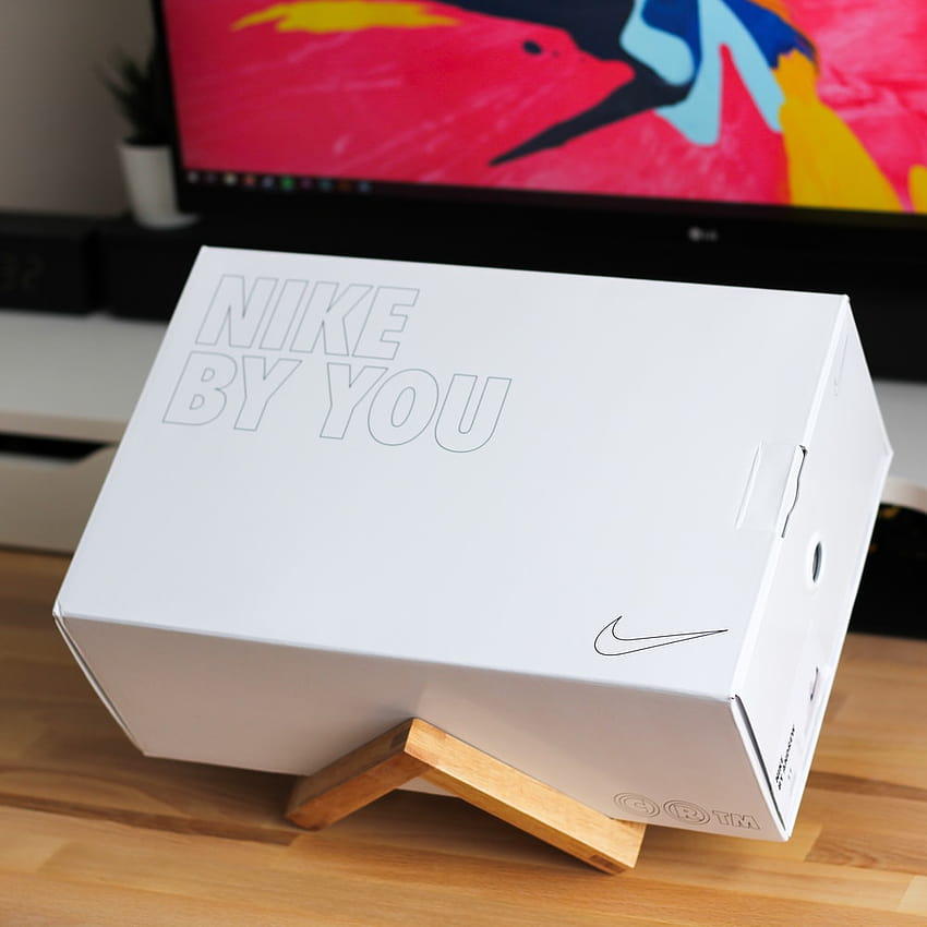 weißer Nike-Schuhkarton auf braunem Holzgestell – Nike HD-Handy-Hintergrundbild