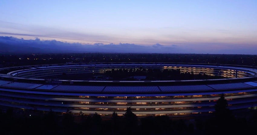 Ammira le viste aeree mozzafiato dell'edificio dell'Apple Park illuminato all' Sfondo HD