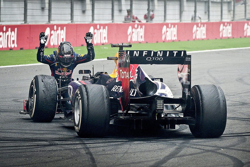 Sebastian Vettels Titeljubel in Drag Racing Innenansicht HD-Hintergrundbild