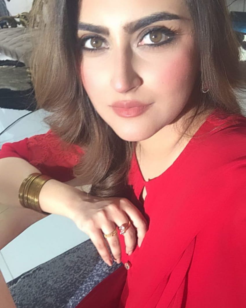 Hiba Bukhari looks stunning in her latest HD phone wallpaper