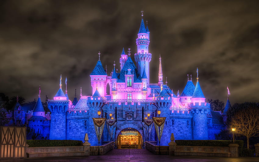 Zamek Śpiącej Królewny w nocy, panoramiczny ekran Disneylandu, zamek Disneyland w Paryżu Tapeta HD