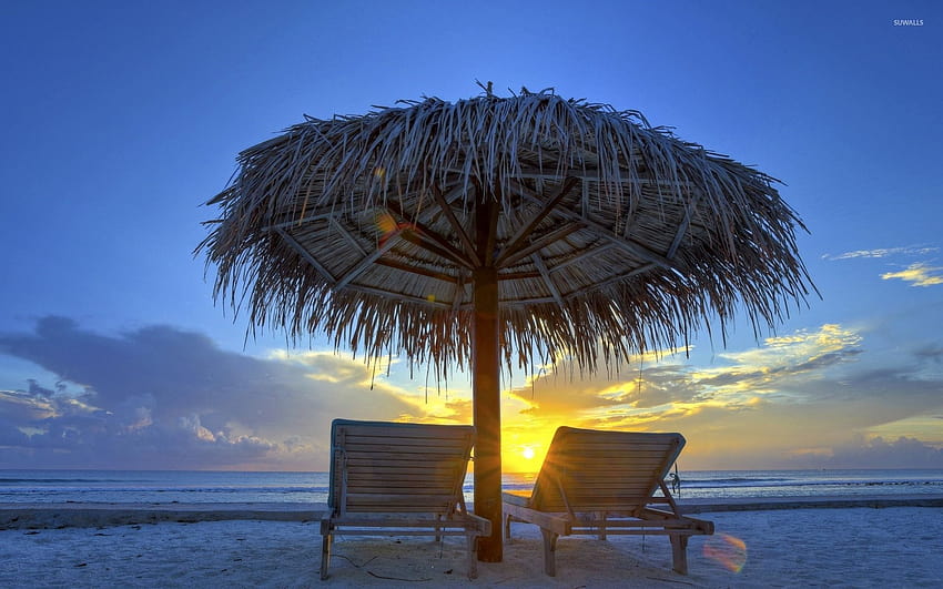 Kryty strzechą parasol na piaszczystej plaży, tęczowy parasol plażowy Tapeta HD
