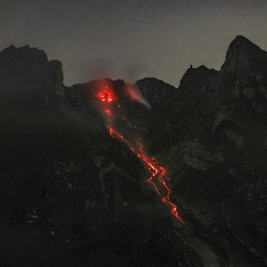 Endonezya'nın En Aktif Volkanı Merapi Dağı Patladı, 6.500 Ayaktan Fazla Külü Havaya Saldı HD telefon duvar kağıdı