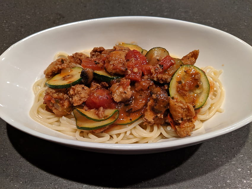 Spaghetti mit Wurst, Zucchini und ...goodmotherdiet HD-Hintergrundbild