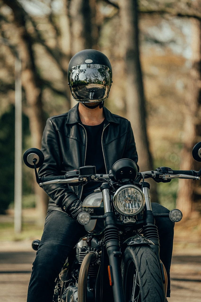 uomo in giacca di pelle nera in sella a una moto – Abbigliamento su, giacca da motociclista Sfondo del telefono HD