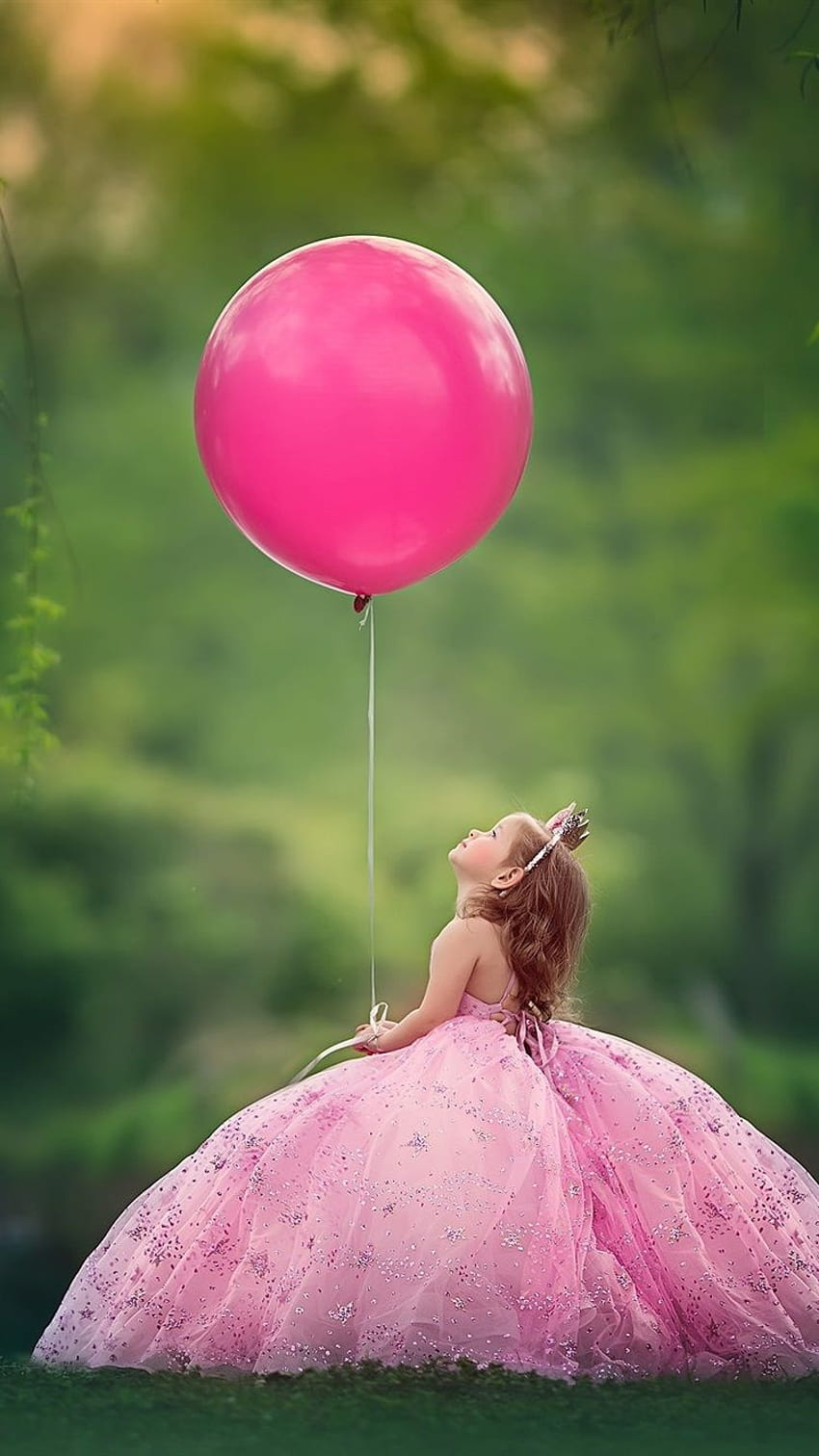 Niña pequeña juega un globo rosa ... mejor, rosa fondo de pantalla del teléfono