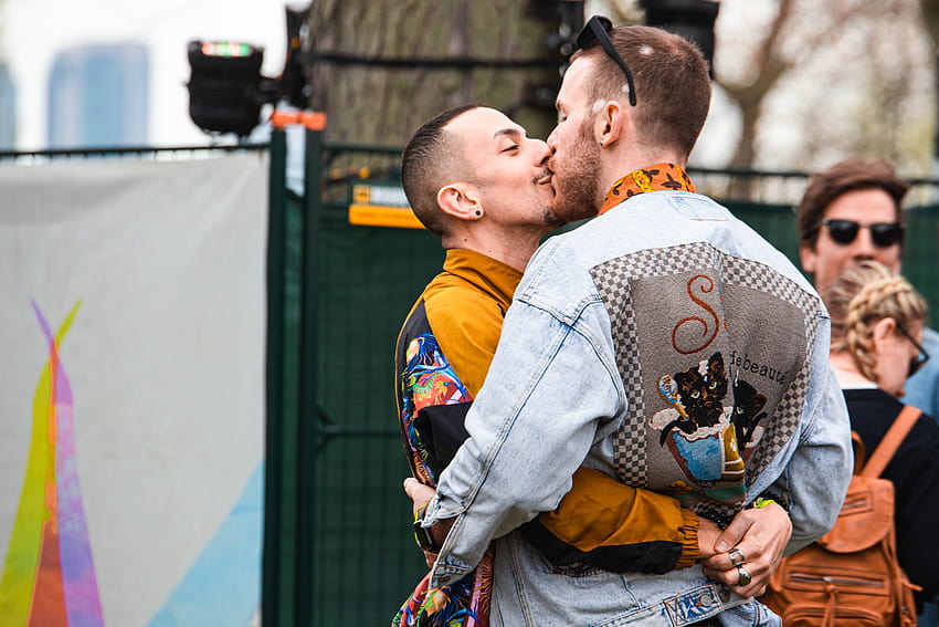 ผู้ชายสองคนกำลังจูบกัน · หุ้น ชายเกย์ วอลล์เปเปอร์ HD
