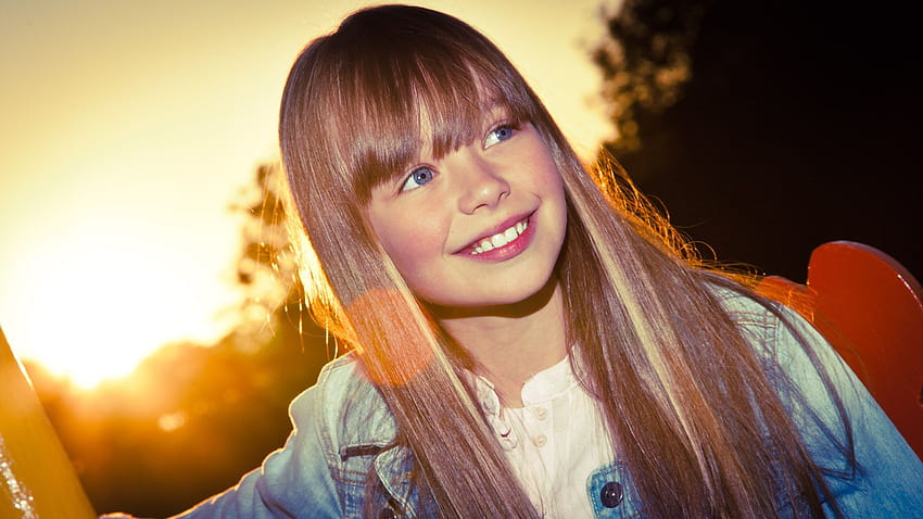 Connie Talbot in the park. HD wallpaper