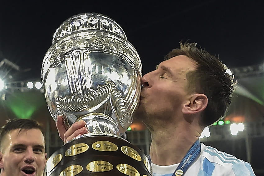 Dalam : Lionel Messi merayakan kemenangan Argentina di Copa America, trofi copa america Wallpaper HD