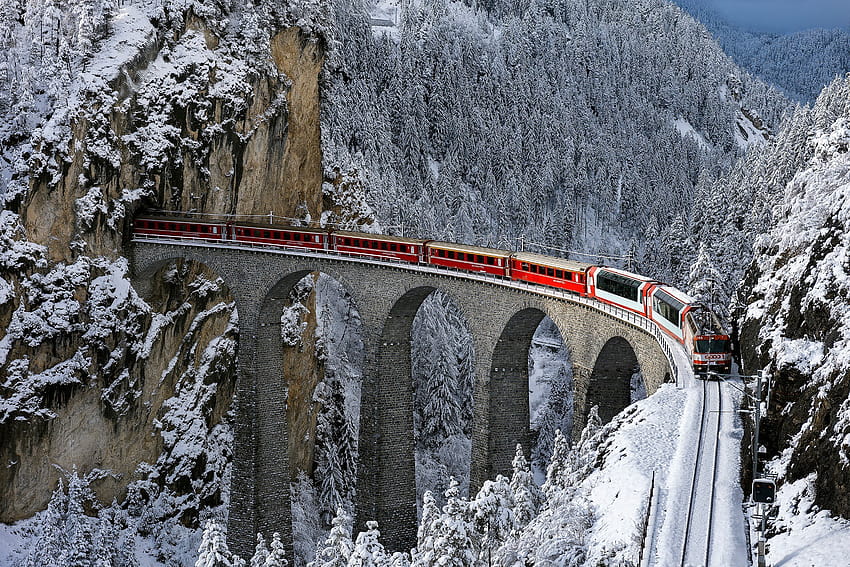 kereta api jembatan kereta api pohon salju musim dingin gunung hutan, kereta merah di salju Wallpaper HD