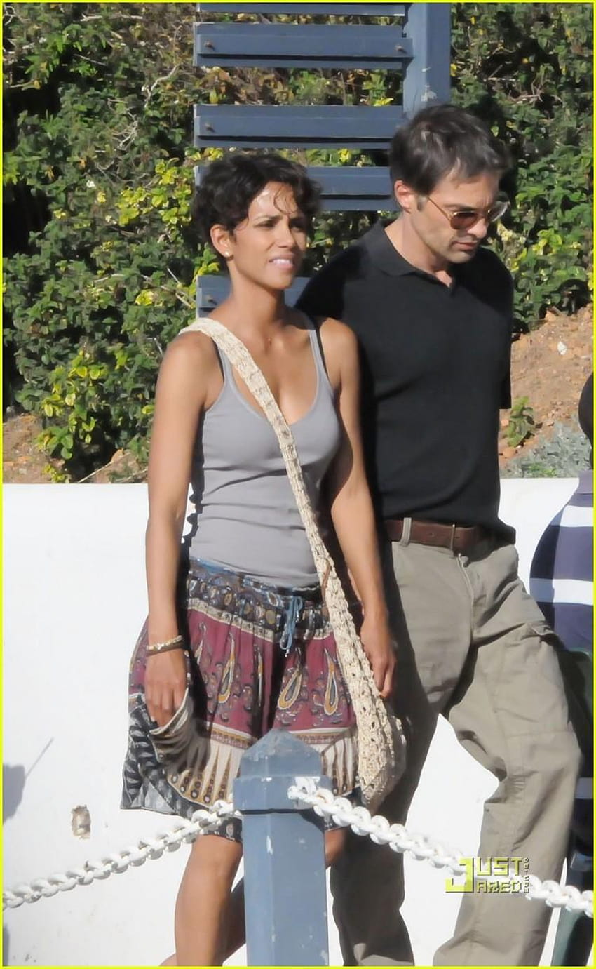 Halle Berry: Cape Town with Olivier Martinez!: 2473017 HD phone wallpaper