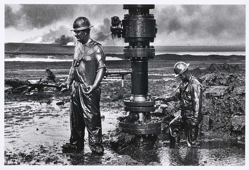 Sebastião Salgado in Kuwait, operaio di giacimenti petroliferi Sfondo HD