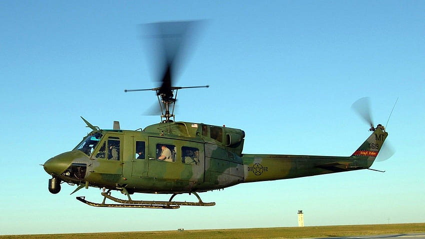バージニア上空を飛行中の空軍ヘリコプターが銃撃を受け、緊急着陸したと FBI は言う 高画質の壁紙