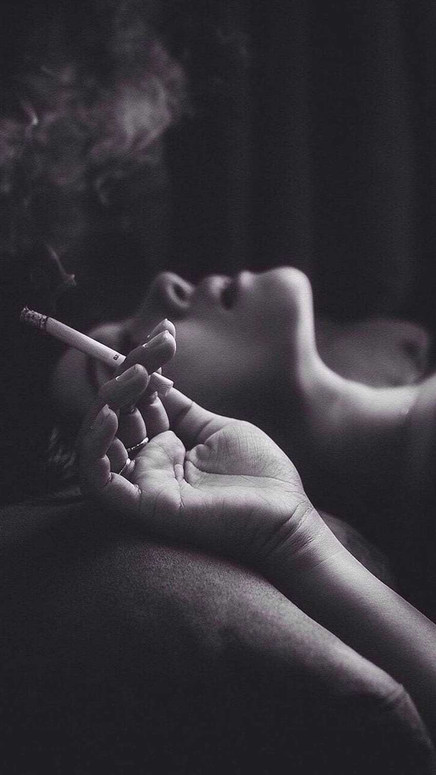Smoke Girl gepostet von Ethan Anderson, rauchendes Mädchen dunkel HD-Handy-Hintergrundbild