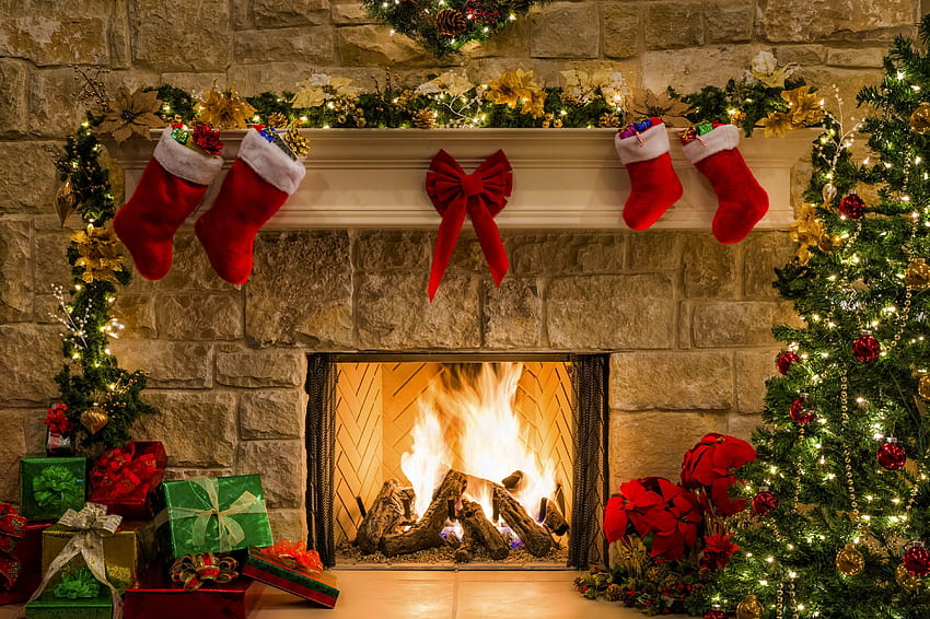 暖炉とニットのクリスマスストッキング、 高画質の壁紙
