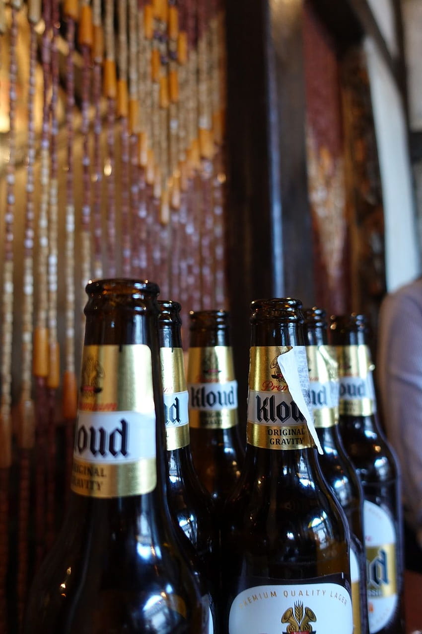Butelki piwa Kloud przy ścianie – Butelka Tapeta na telefon HD