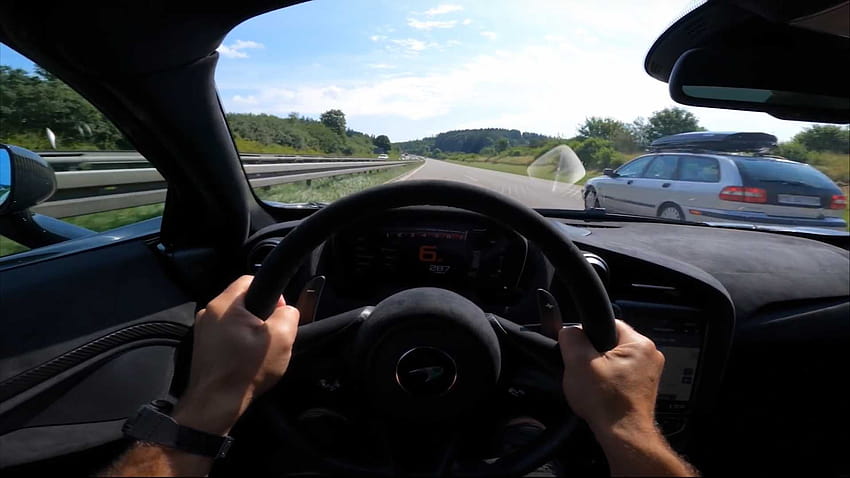 McLaren 765LT rast auf überfüllten deutschen Autobahnen in Hochstimmung HD-Hintergrundbild