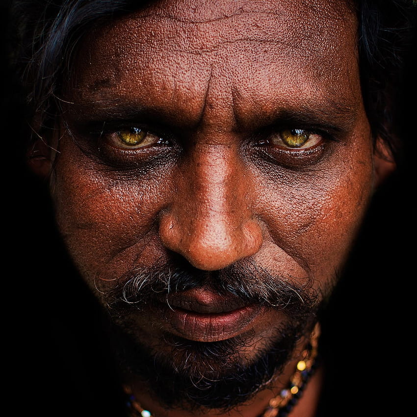 2560x1600 starrende Männer, gelbe Augen, Gesichter, indische Spitzbartporträts, 304ndia 1600x1600 Menschen, hochauflösende Menschen, High Definition, indische Männer HD-Handy-Hintergrundbild