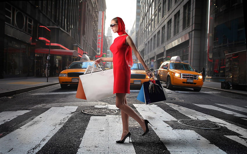 Donne strade shopping attraversando tacchi alti taxi vestito rosso, donne dello shopping Sfondo HD