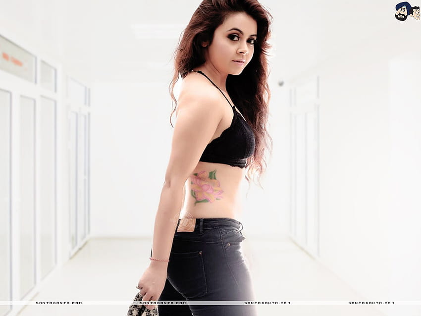 Indian TV actress Devoleena Bhattacharjee posing in her hot avatar HD wallpaper