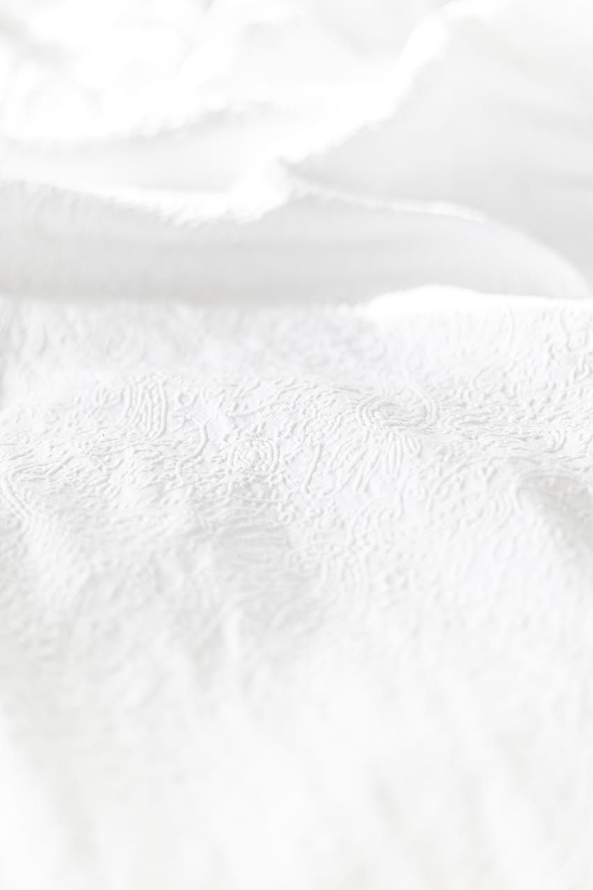 Weiße Textilien auf braunem Holztisch · Stock, sanftes Weiß HD-Handy-Hintergrundbild