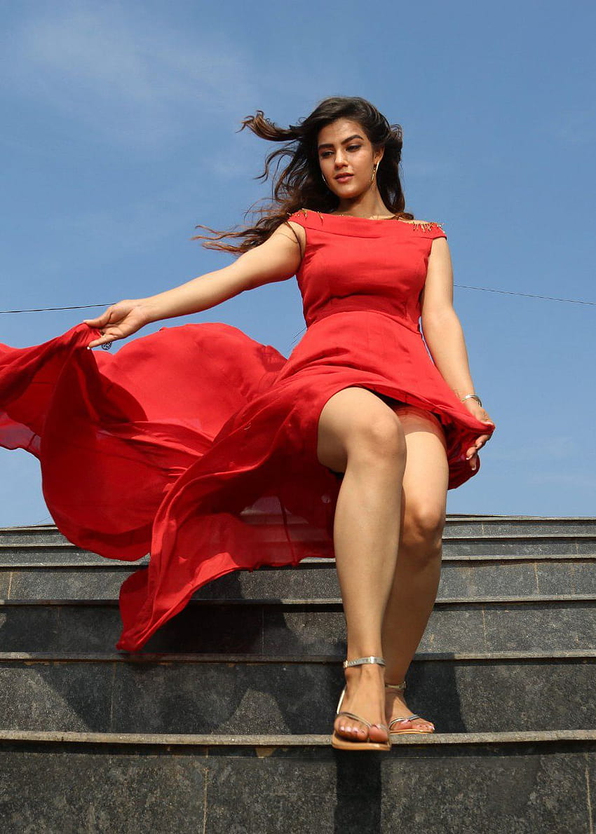 Kavya Thapar Hot nella scena della canzone Thunder Legs In Red Gown Sfondo del telefono HD
