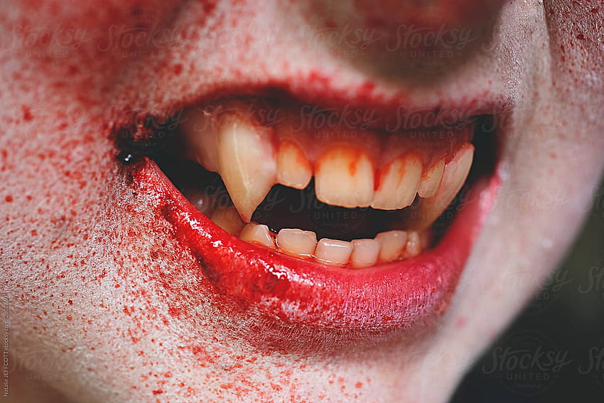 Colmillos de vampiro con sangre