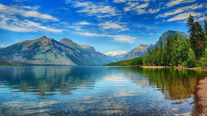 ทะเลสาบ Mcdonald Crystal Waters ป่าสนสีเขียว ภูเขา ท้องฟ้าสีขาว อุทยานแห่งชาติทะเลสาบธารน้ำแข็ง mcdonald วอลล์เปเปอร์ HD