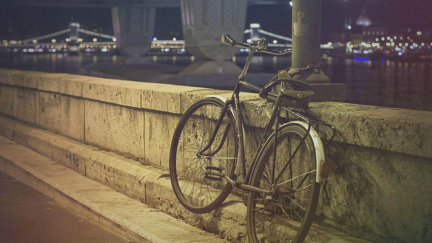 Bicicleta apoyada pared ciudad Tapeta HD