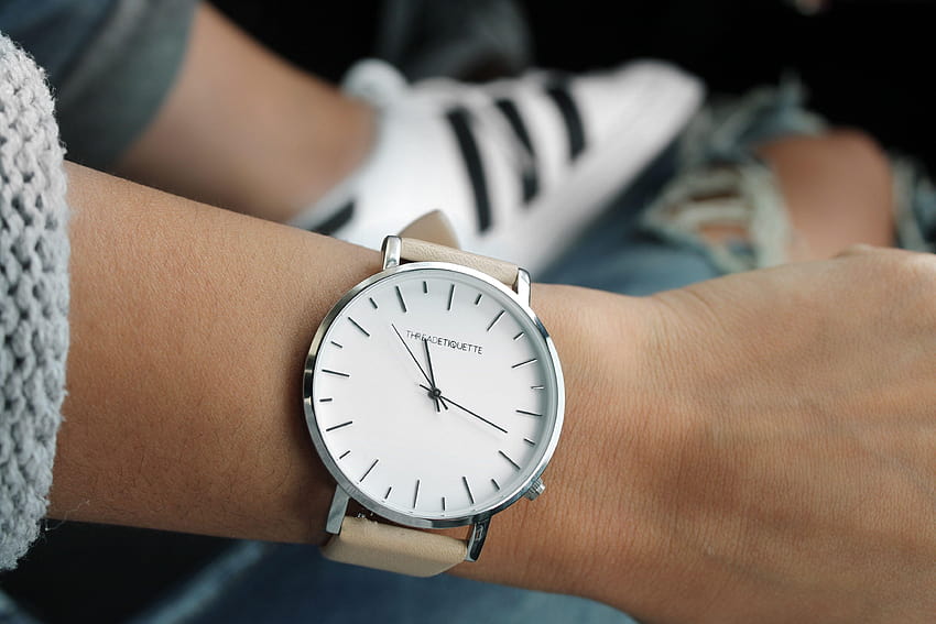 Orologio analogico rotondo argento cinturino beige dietro Adidas bianco e nero, orologio da polso Sfondo HD