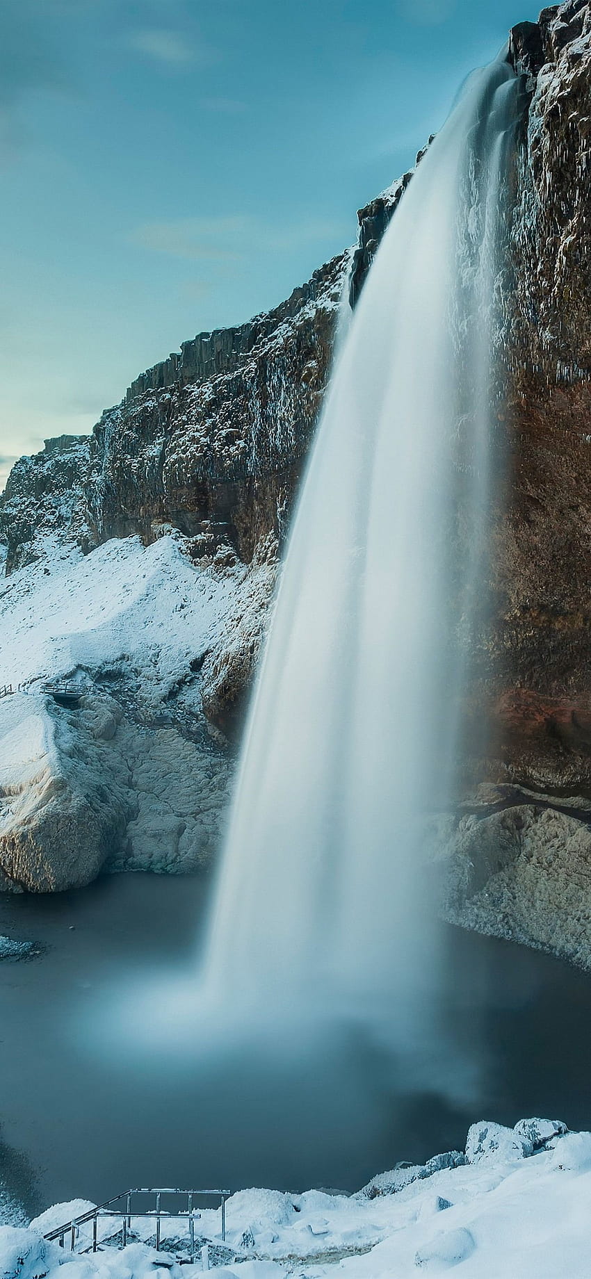 Islandia, Seljalandsfoss, cascada, invierno, nieve, acantilado 1242x2688 iPhone 11 Pro/XS Max, , cascada de seljalandsfoss islandia fondo de pantalla del teléfono