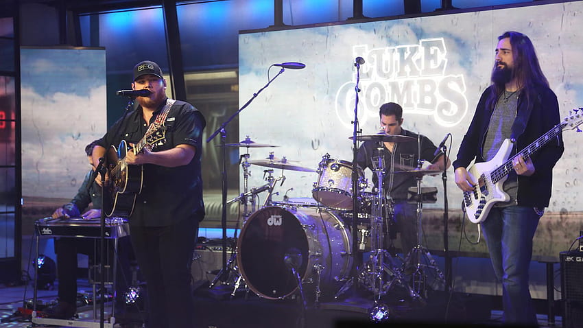 Mira a Luke Combs interpretar su sencillo debut 'Hurricane' en vivo HOY fondo de pantalla