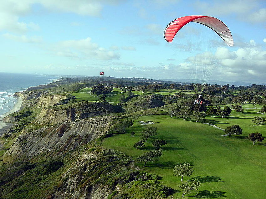 Paragliders add to the viewing pleasures of a round at Torrey Pines HD wallpaper