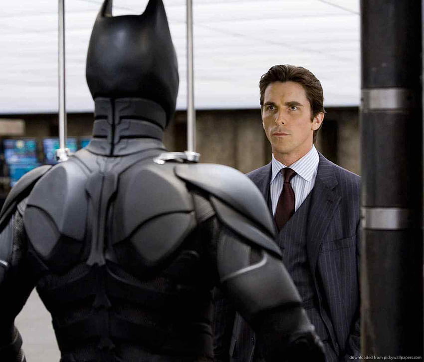 Bruce Wayne betrachtet Batman-Kostüm für HD-Hintergrundbild