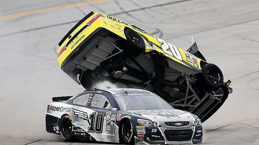 NASCAR menghindari peluru lain dalam kecelakaan yang menakutkan, tabrakan, nascar Wallpaper HD