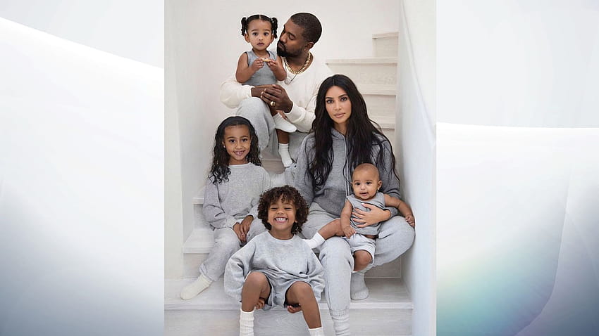 Kim Kardashian unveils Christmas card featuring smiling, happy family, kardashian family HD wallpaper