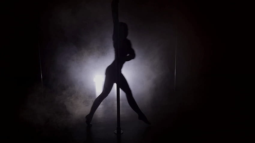 Silhouette di una donna che balla con il palo con il fumo Filmati Stock, donna che balla silhouette Sfondo HD