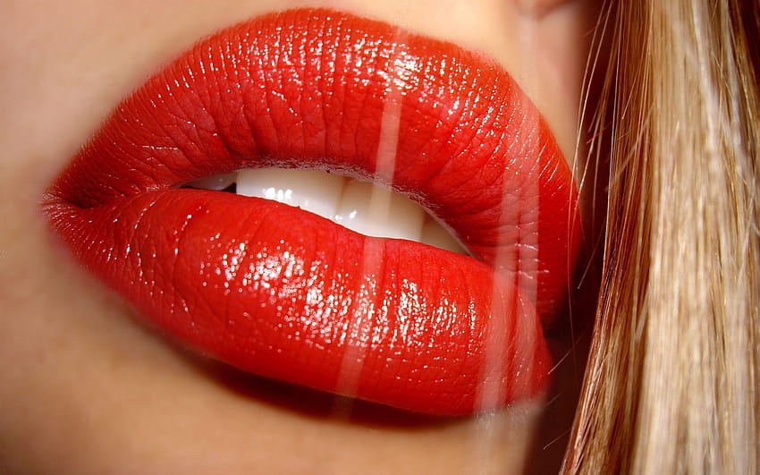mujer cabello largo lápiz labial rojo cabello en la cara boca abierta labios jugosos fondo de pantalla