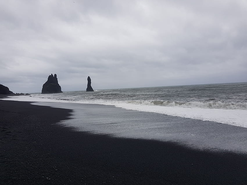 Reynisfjara ビーチ、黒砂のビーチ アイスランド 高画質の壁紙