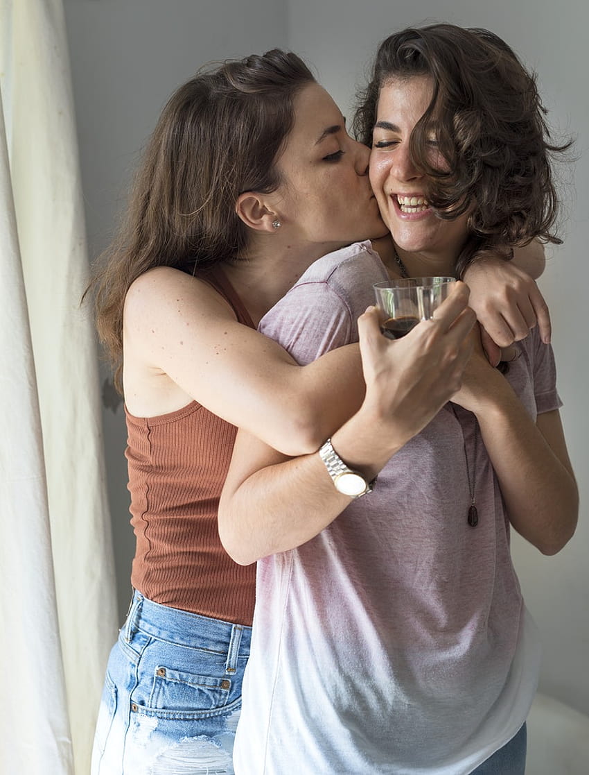 Женска лесбийска двойка близо една до друга, лесбийска двойка целувка HD тапет за телефон